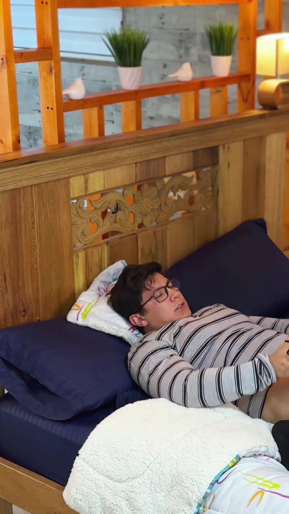 คนนอกใจโชคดี! เขาเย็ดแฟนสาวและแม่บ้านของเขาในห้องเดียวกัน! น้ําเงี่ยนไหลเยิ้มทั้งคู่! | คลิป 1