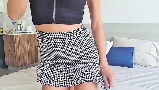 Gadis nakal jerman ini lagi asik ngocok kontolnya dengan baju sekolah