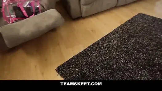 Идеальной тинке имеют ее девственную киску во время порно кастинга