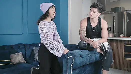 Meine stiefschwester bittet mich, ihre enge muschi zu ficken, wenn wir allein zu hause sind, intensiver amateur-fick