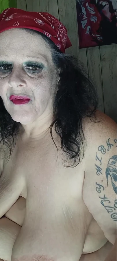 Dikke hoer neemt het sperma op het bed hij komt weer klaar in haar kont met langste pikkop