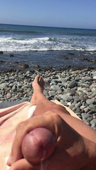 Cumshot un the beach