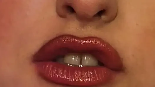 Geile MILf nimmt einen halsfick und wird beim hardcore-fick weit gedehnt
