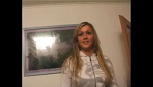 Sarışın genç kız yuvarlak ve seksi vücudunu gösteriyor