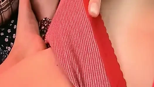 Blondes schätzchen reitet dicken blauen dildo tief