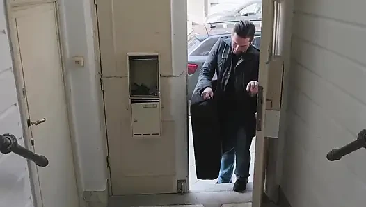 Блондинка-бомба в анальной зоне глубоко заглатывает и скачет на члене