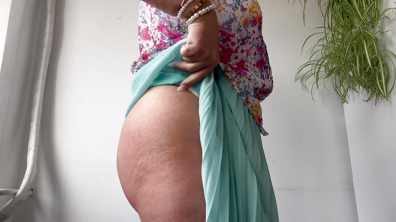 Sexig MILF styvmamma Michelle är kåt på kontoret igen och gnuggar sin saftiga fitta framför sina kollegor.