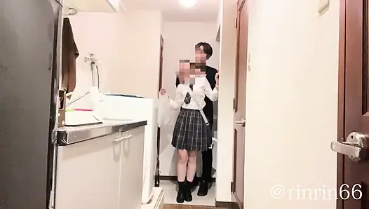 18 yaşındaki Japon kız. Marketten aperatif satın aldıktan sonra, girişte seks yapıyor.