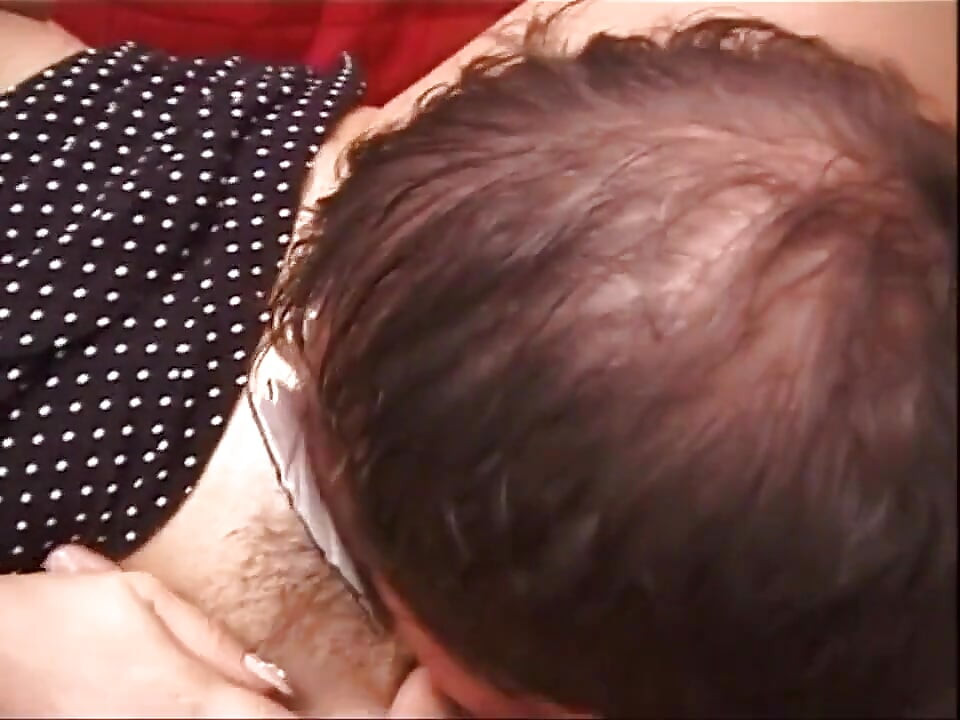 زوجان حقيقيان يمارسان الجنس مع كس مشعر كبير يلعقان في ملثم
