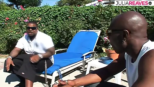 Ateşli kız kanepede büyük siyah yarağa biniyor ve ağzına boşalıyor