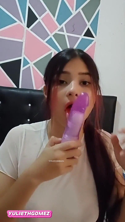 Studentka se svým nevlastním bratrem po videohovoru