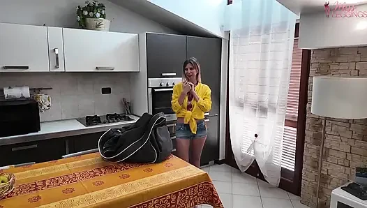 Heyecanlı üvey anne, salatalık boyutundan hayal kırıklığına uğrayıp üvey oğlunun sert penisiyle kendini mutlu ediyor