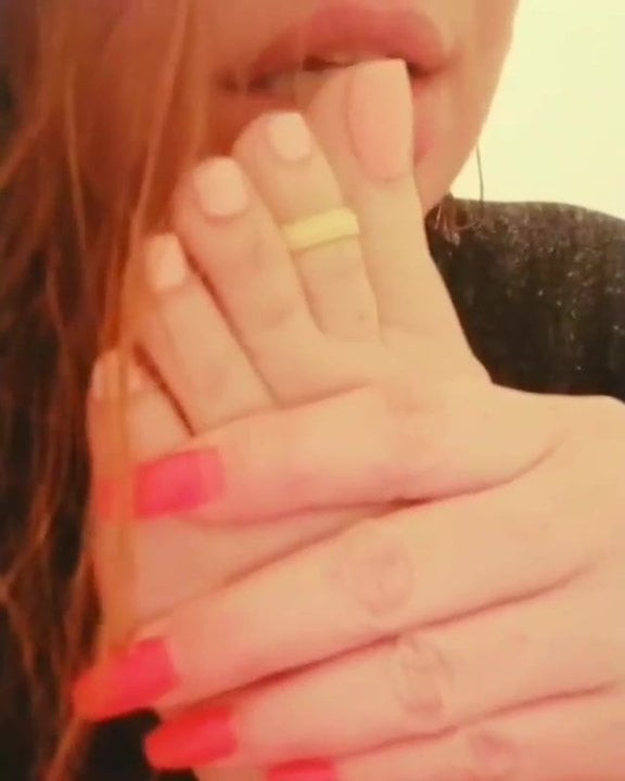 Sexy woman sucks sexy toes feet