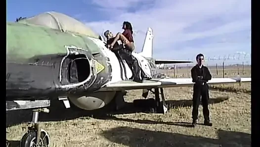 Sert yarağa tapanlar çılgın gecelerde emiyor ve çarpıyor (tam porno film)