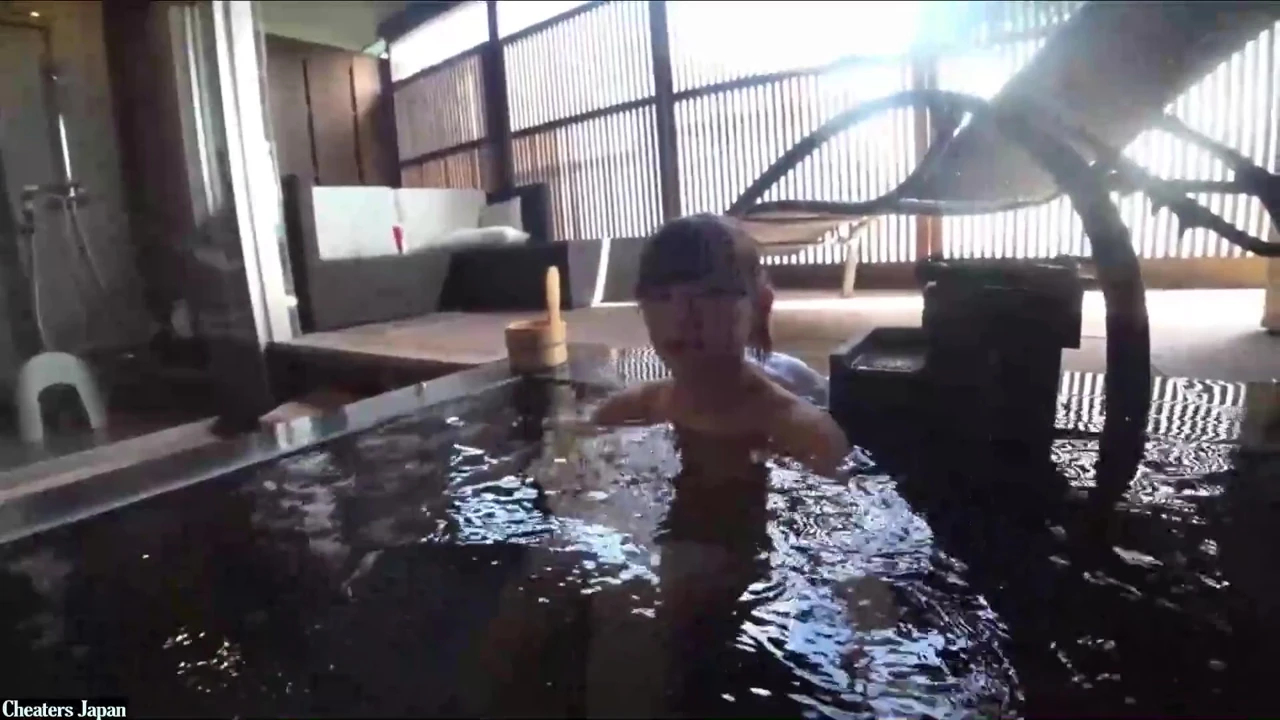 İri göğüslü güzel kadın özel onsen içinde ıslanıyor