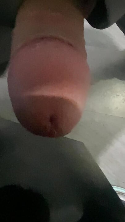 U kupaonici je bio kurac koji je dobivao erekciju, samo je znao kako to izdržati, a da to nije morao raditi