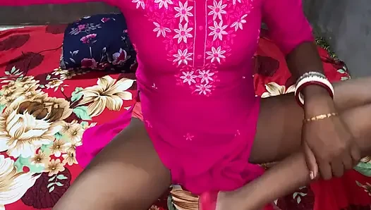 Tante seksi india lagi asik muasin memek adik iparnya