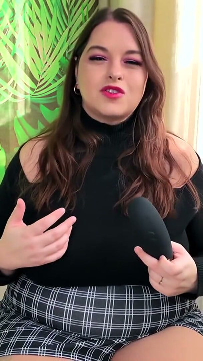 WOMANIZER PREMIUM 2 CLITORAL STIMULATOR REVIEW - SYDNEY SCREAMS | Clip 2