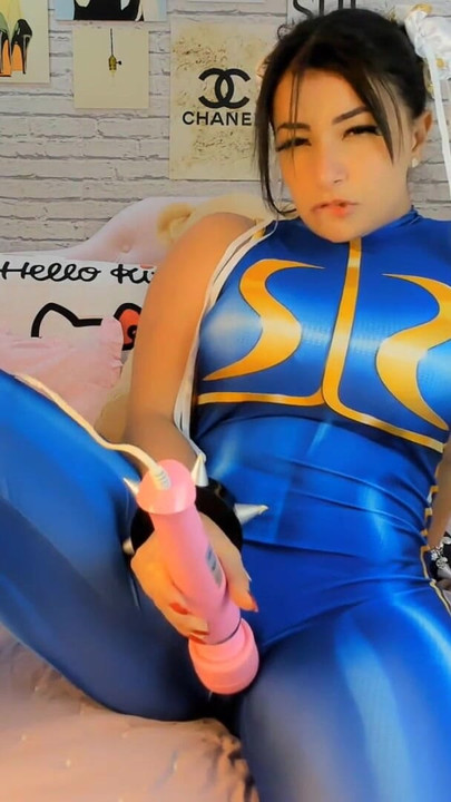 Zapanjujući trenutak iz "Chun Li cosplay pušenje ahegao i ŠPRICANJE U TAJICAMA NAKON ŠTO JE SVRŠILA S HITACHI VIBRATOROM"