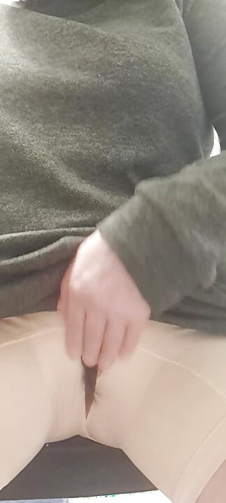 Mamma drar ut sin feta fitta ur hålet i sina stora trosor