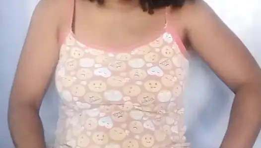Milf brunette bermain dengan dildonya untuk anda