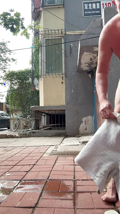 Goli pas na javnom mjestu