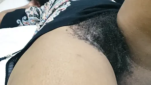 Tante seksi dengan memek dan pantat paling berbulu yang pernah kamu lihat