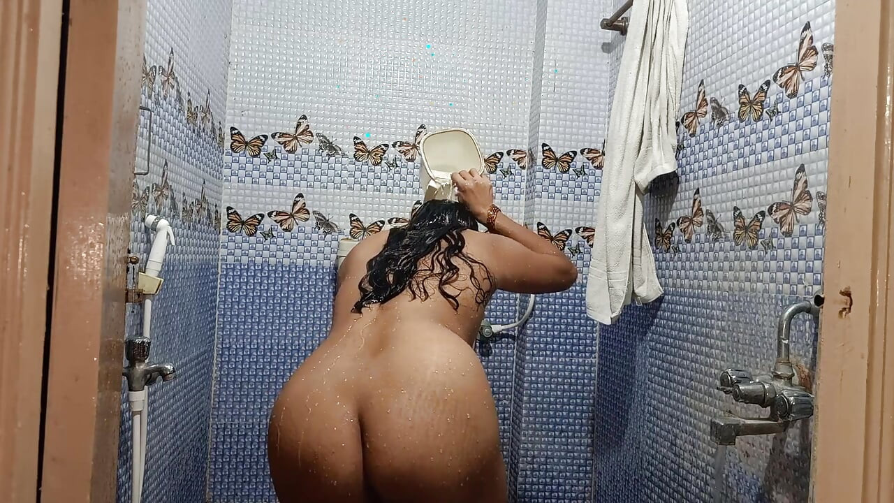Hyderabadi, femme mariée indienne telugu à gros cul sous la douche