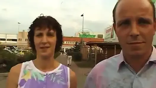 Nine tıknaz bir yarağı emiyor ve sonra çalıların içinde sikiliyor