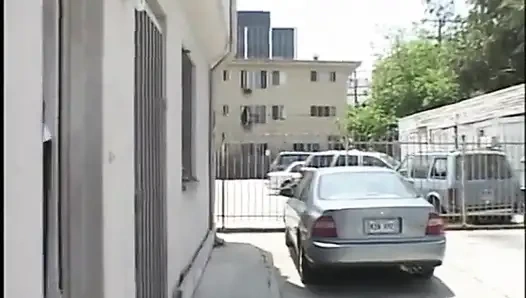 Pelacur pirang panas dipenetrasi ganda oleh dua pejantan kulit cokelat