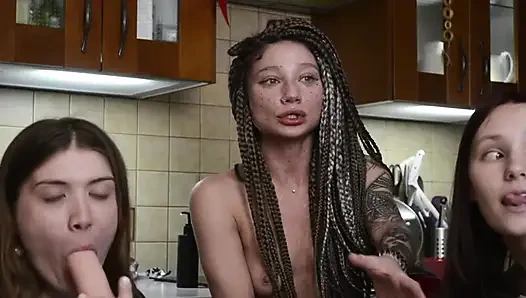 тройничок, хардкорные и мокрые вагины, из которых стекает сперма - Lesbian Sweets
