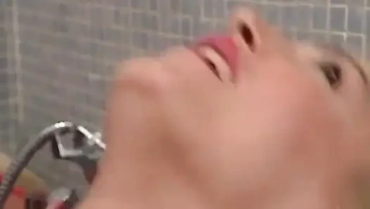 Pirang berambut kemaluan menggigit di kamar mandi