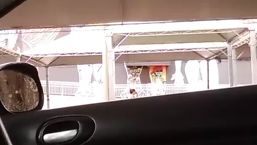 Esmer için arabada masturbasyon yapmak. 1