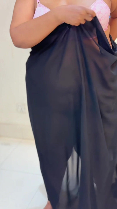 Mama vitregă sexy cu țâțe mari în fața fiului vitreg pentru a-l sedus de spectacol cu corpul gol