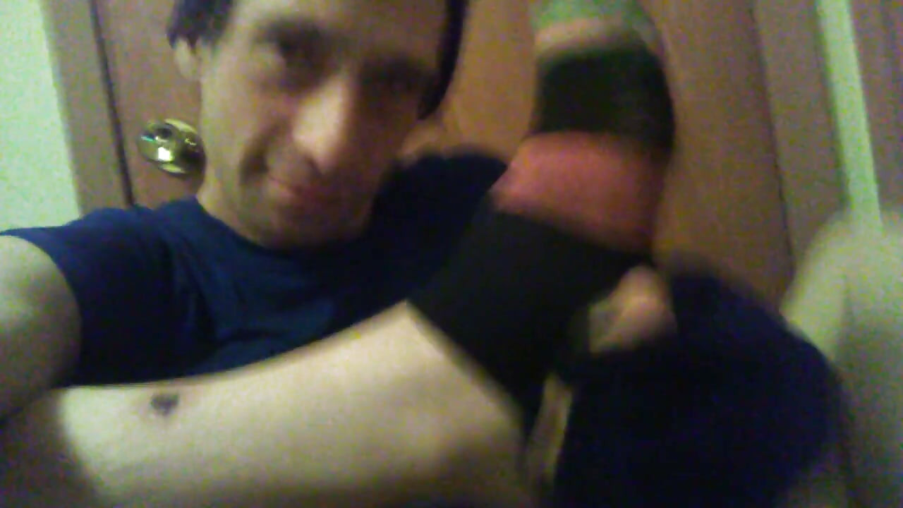 Meine schmutzigen füße und socke zu gesicht und mund schnüffeln und berühren