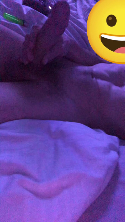 Perlahan-lahan bermain dengan kontol besarku di tempat tidur