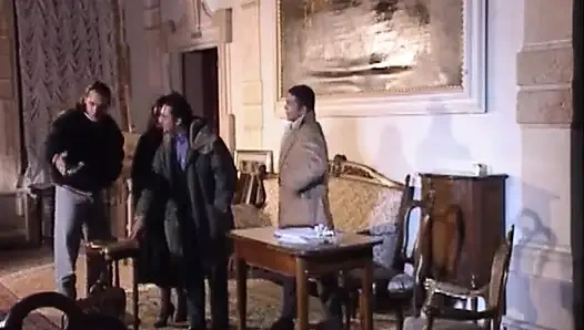 Güzel büyük memeli sarışın amcık masada üçlü sikişiyor