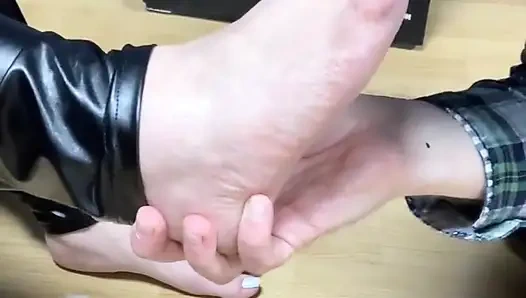 Dia mengambil makanannya berkat kakiku...