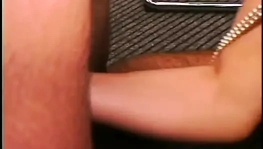 Blonde MILF liebt es, blowjobs im büro zu machen