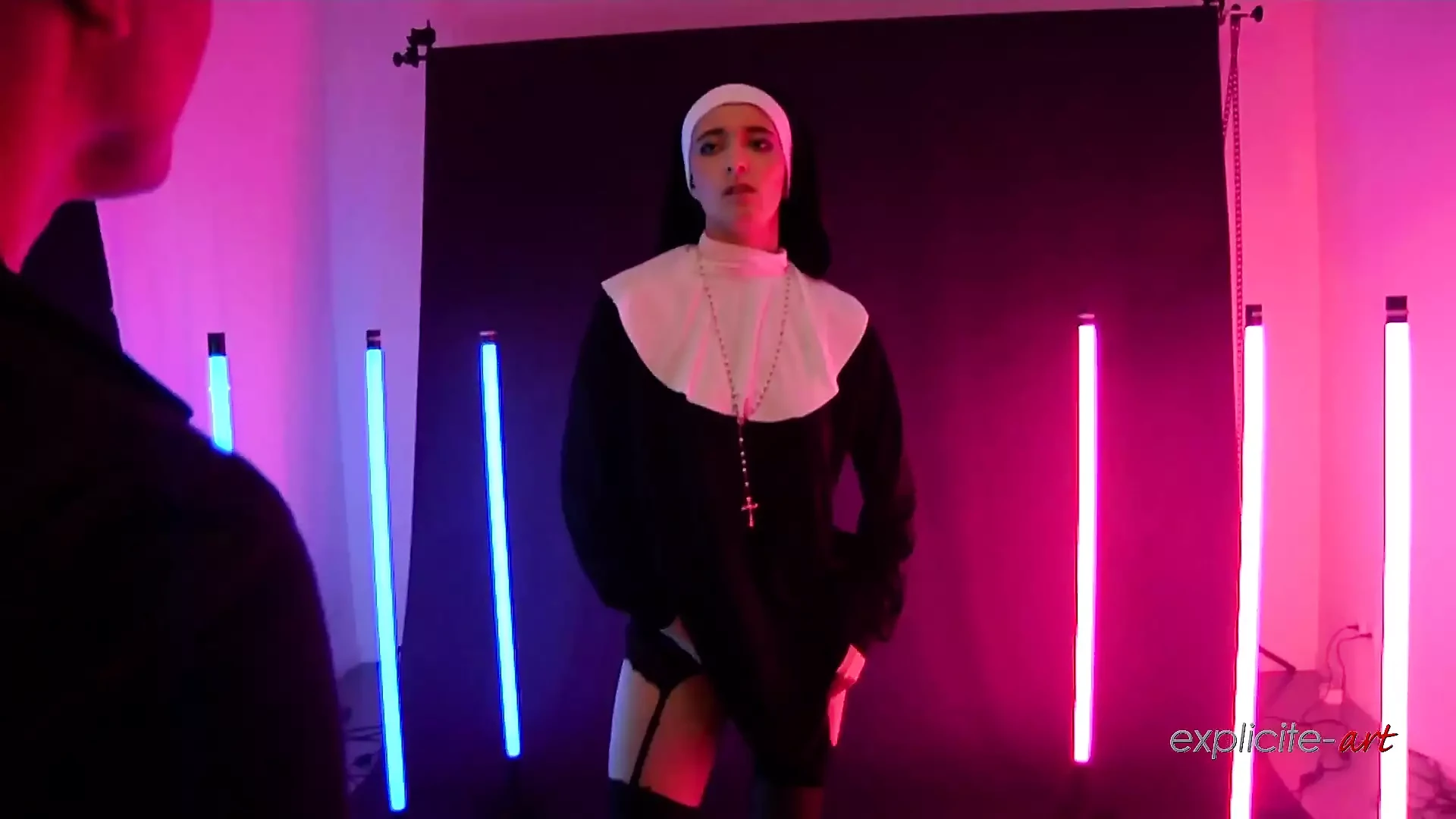 Chica vestida como una monja tiene sexo en el estudio