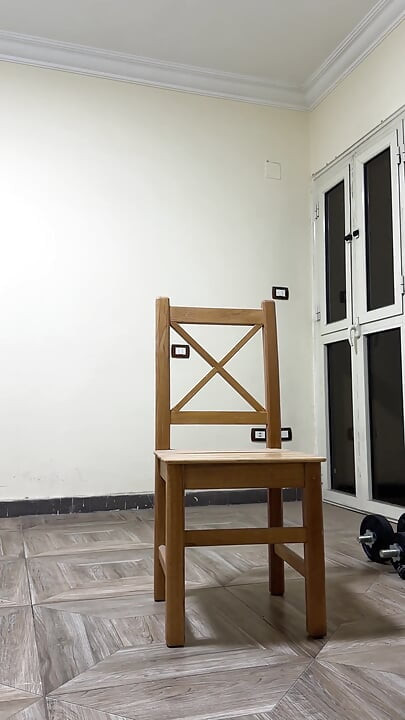 Tocó la silla con los dedos