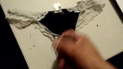 Pancutan mani dalam thong pelanggan yang dicuri