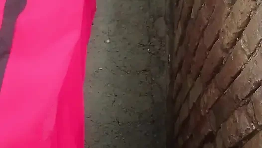 Der einheimische Junge ließ das Wasser aus seinem Penis abweichen