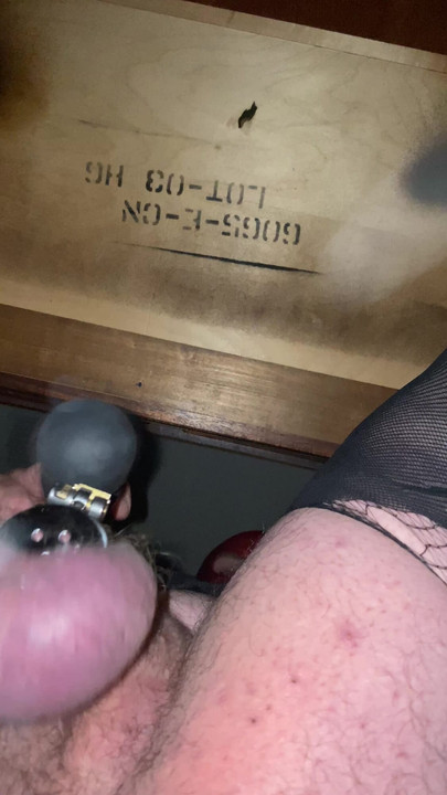 私の檻の中のシシークリトリスを叩き、潮を吹きかけること