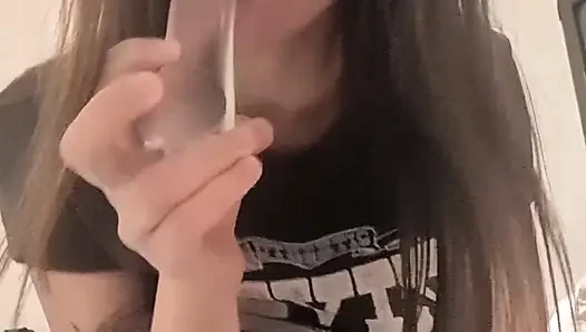 Gadis imut berusia 18 tahun yang horny masturbasi anal pakai dildo solo dan blowjob kotor
