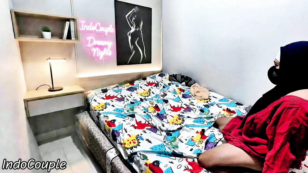 Aku mergoki adik berhijabku lagi bosan di kamarnya aku muasin dia dengan senang hati .crot di dalam memeknya