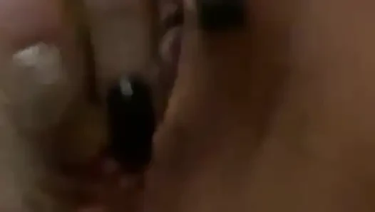 Wanita yang sudah menikah membutuhkan kontol. Lihat betapa sangenya dia