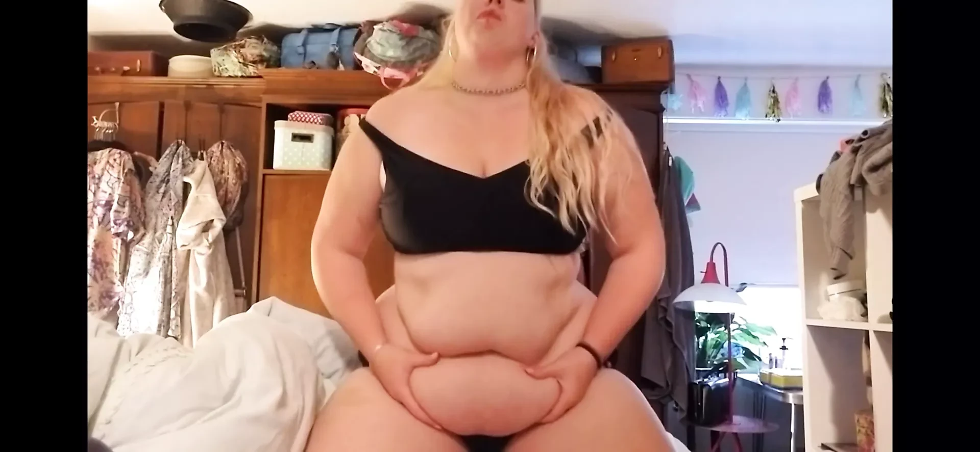 Une grosse blonde sexy avec un gros ventre bouffe un gâteau