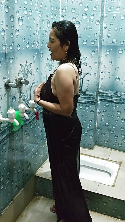 Desi Bhabhi Bathing