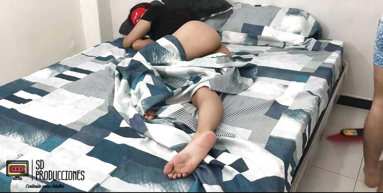 Mon demi-frère interrompt ma chambre pour me baiser